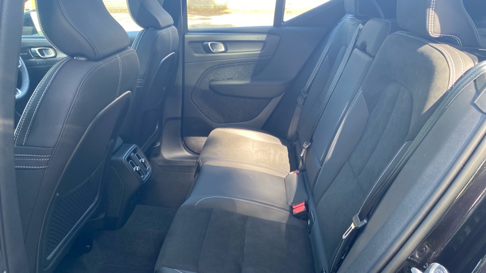 Volvo XC40 2.0 B4P Ultimate Dark 5dr Auto Petrol Estate - Image 33
