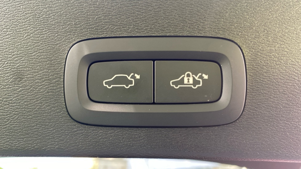 Volvo XC40 2.0 B4P Ultimate Dark 5dr Auto Petrol Estate - Image 35