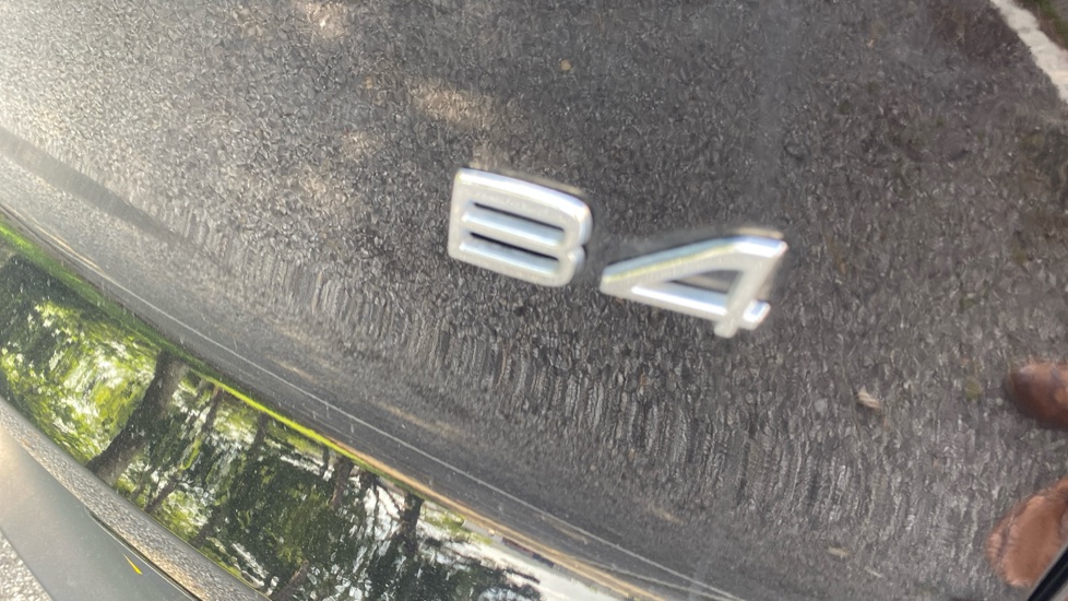 Volvo XC40 2.0 B4P Ultimate Dark 5dr Auto Petrol Estate - Image 37