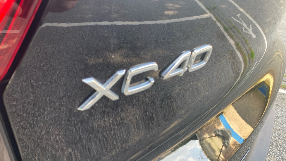 Volvo XC40 2.0 B4P Ultimate Dark 5dr Auto Petrol Estate - Image 38