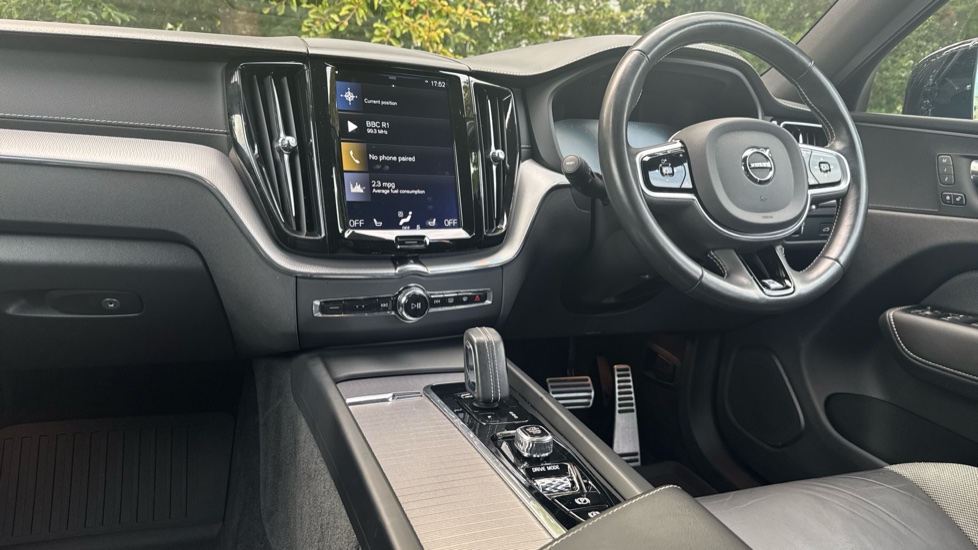 Volvo XC60 2.0 B5D R DESIGN Pro 5dr AWD Geartronic Diesel Estate - Image 4