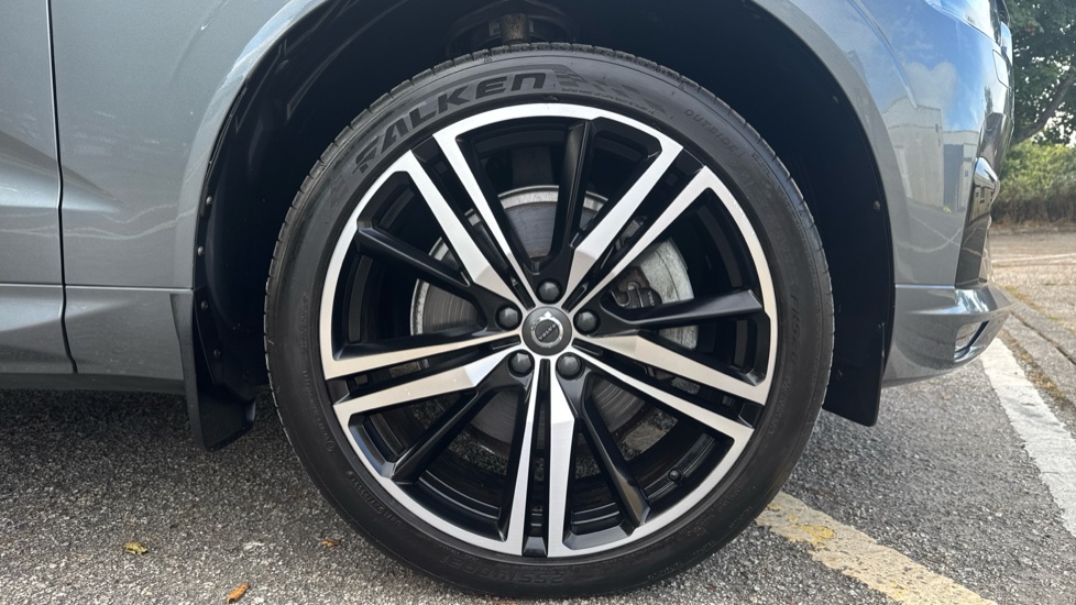 Volvo XC60 2.0 B5D R DESIGN Pro 5dr AWD Geartronic Diesel Estate - Image 9