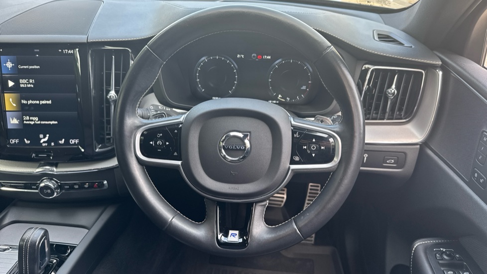 Volvo XC60 2.0 B5D R DESIGN Pro 5dr AWD Geartronic Diesel Estate - Image 10