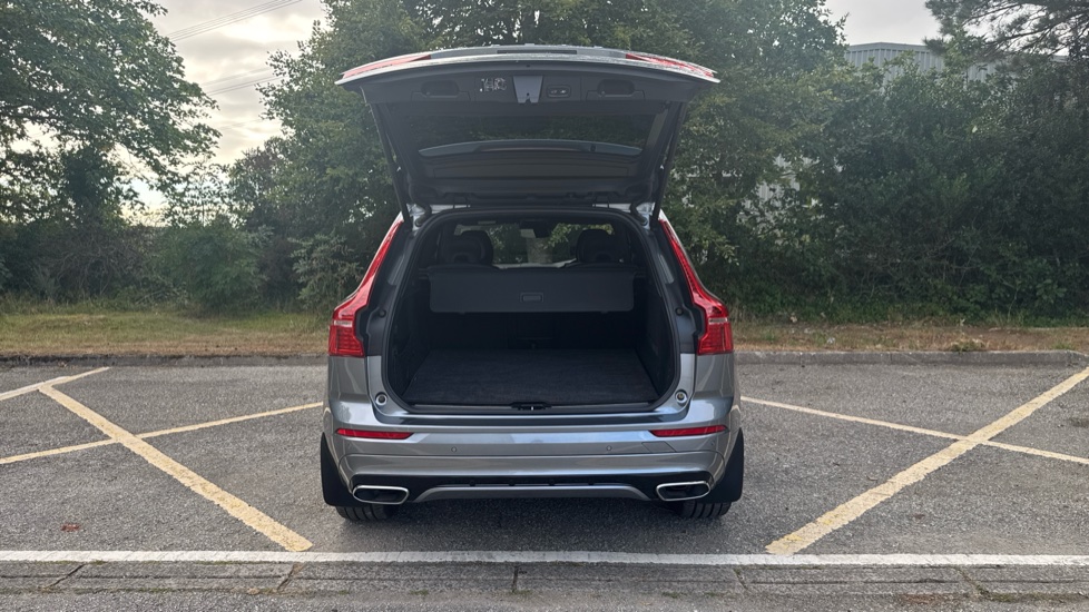 Volvo XC60 2.0 B5D R DESIGN Pro 5dr AWD Geartronic Diesel Estate - Image 13