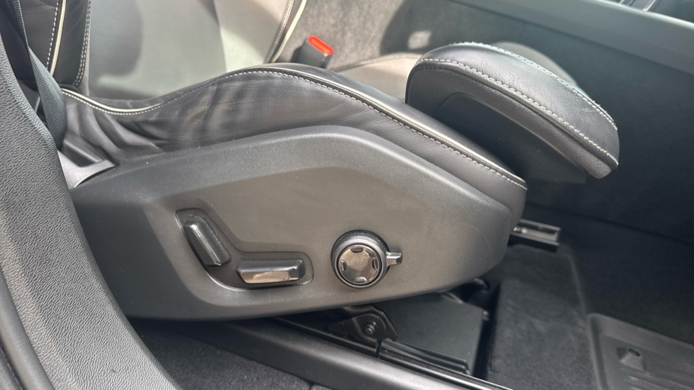 Volvo XC60 2.0 B5D R DESIGN Pro 5dr AWD Geartronic Diesel Estate - Image 30