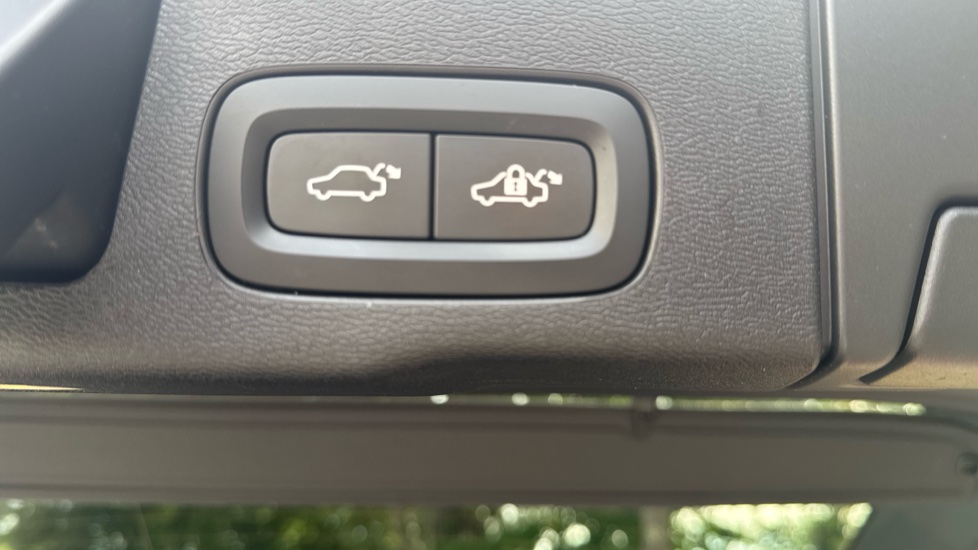 Volvo XC60 2.0 B5D R DESIGN Pro 5dr AWD Geartronic Diesel Estate - Image 34