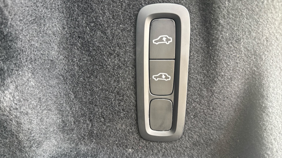 Volvo XC60 2.0 B5D R DESIGN Pro 5dr AWD Geartronic Diesel Estate - Image 36