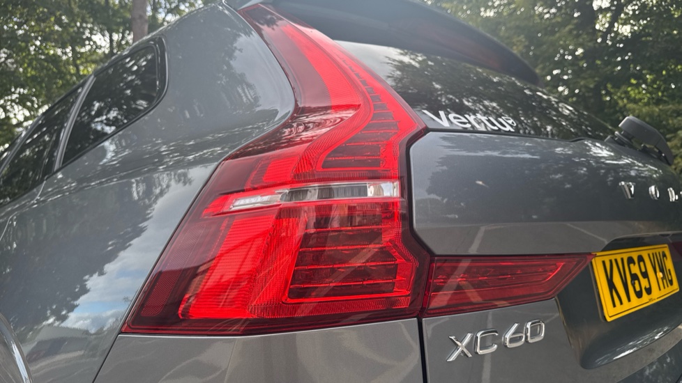 Volvo XC60 2.0 B5D R DESIGN Pro 5dr AWD Geartronic Diesel Estate - Image 38