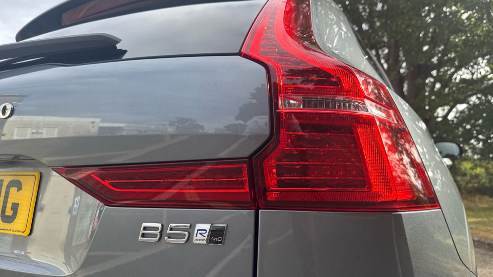 Volvo XC60 2.0 B5D R DESIGN Pro 5dr AWD Geartronic Diesel Estate - Image 39