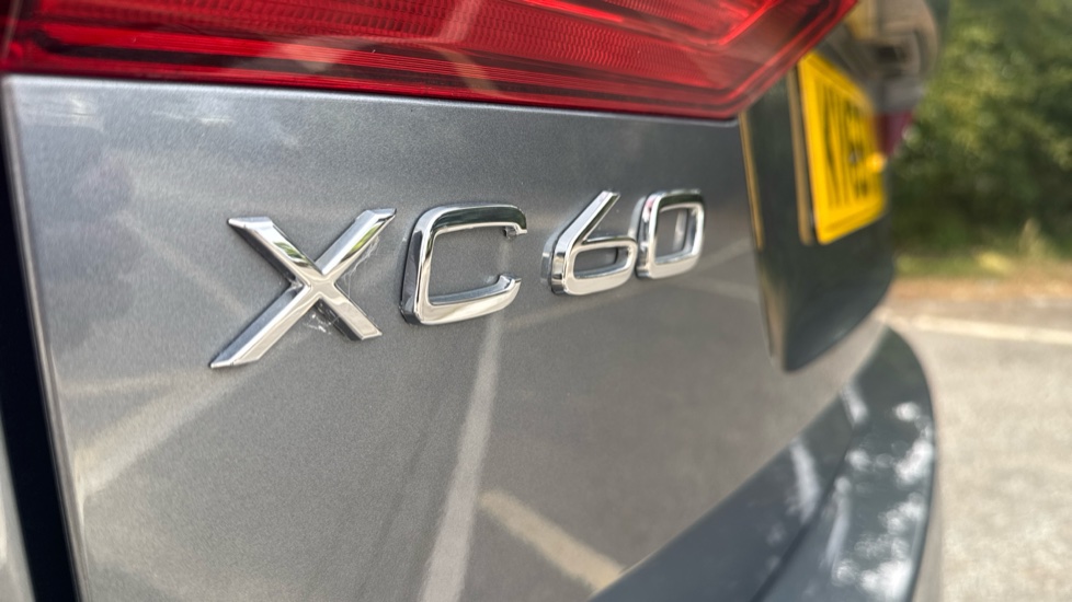 Volvo XC60 2.0 B5D R DESIGN Pro 5dr AWD Geartronic Diesel Estate - Image 41