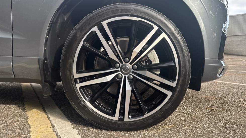 Volvo XC60 2.0 B5D R DESIGN Pro 5dr AWD Geartronic Diesel Estate - Image 46