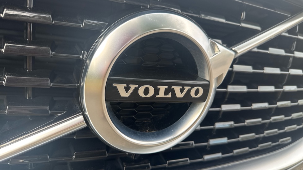 Volvo XC60 2.0 B5D R DESIGN Pro 5dr AWD Geartronic Diesel Estate - Image 49