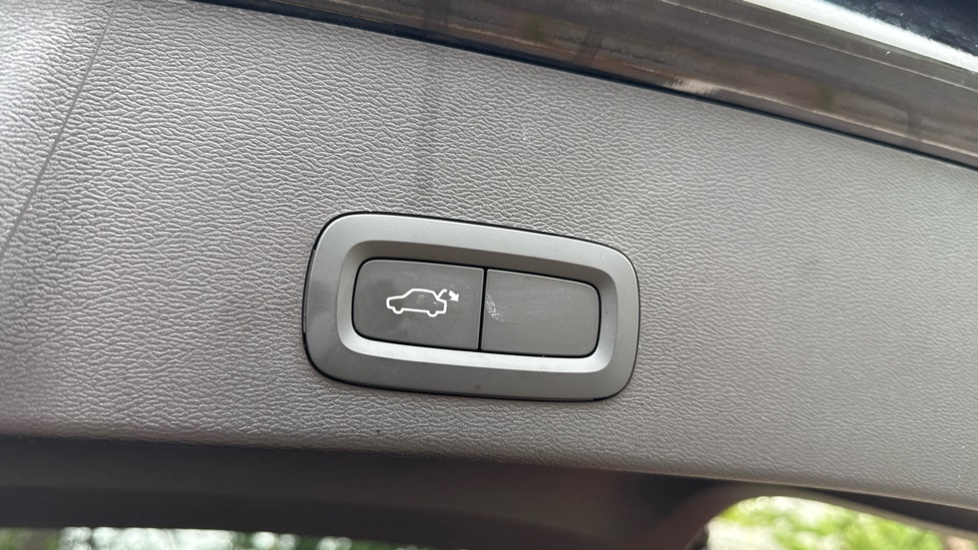 Volvo XC40 2.0 B3P Core 5dr Auto Petrol Estate - Image 35