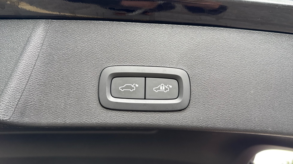 Volvo XC40 2.0 B3P Plus Black Edition 5dr Auto Petrol Estate - Image 35