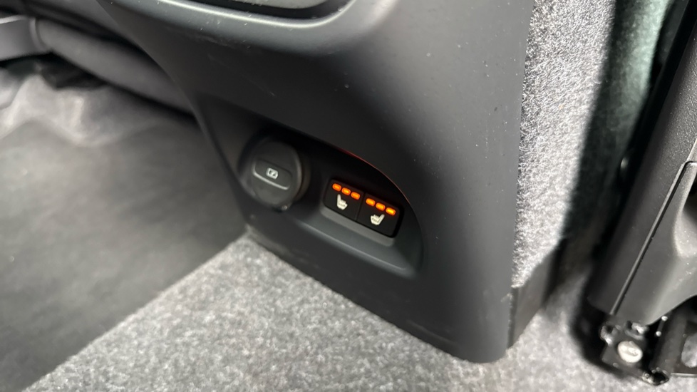 Volvo XC40 2.0 B3P Plus Black Edition 5dr Auto Petrol Estate - Image 37