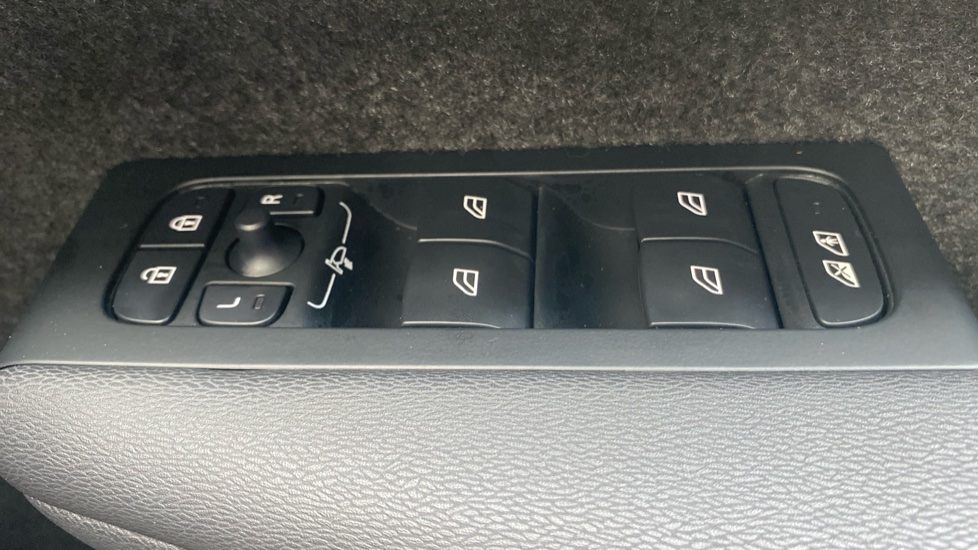 Volvo XC40 2.0 B3P Plus Black Edition 5dr Auto Petrol Estate - Image 24