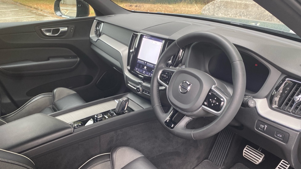 Volvo XC60 2.0 B5P R DESIGN 5dr Geartronic Petrol Estate - Image 4