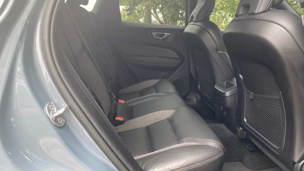 Volvo XC60 2.0 B5P R DESIGN 5dr Geartronic Petrol Estate - Image 6