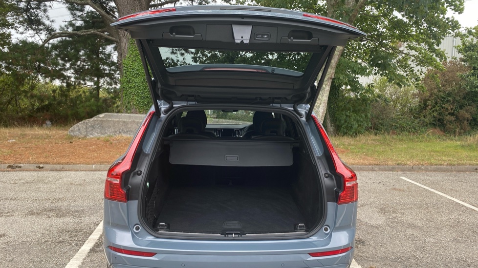 Volvo XC60 2.0 B5P R DESIGN 5dr Geartronic Petrol Estate - Image 13