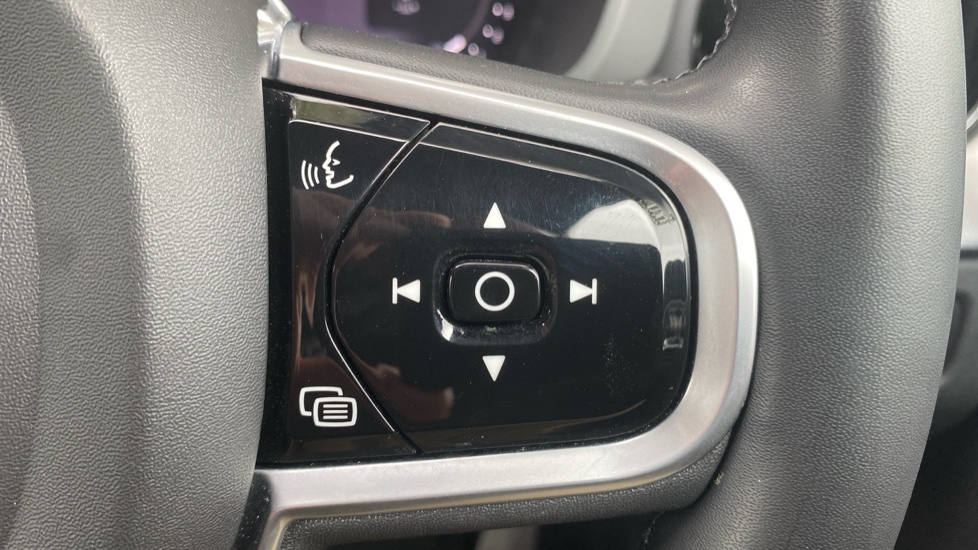 Volvo XC60 2.0 B5P R DESIGN 5dr Geartronic Petrol Estate - Image 22