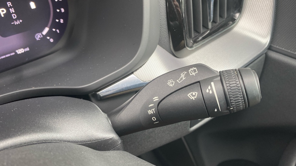 Volvo XC60 2.0 B5P R DESIGN 5dr Geartronic Petrol Estate - Image 23