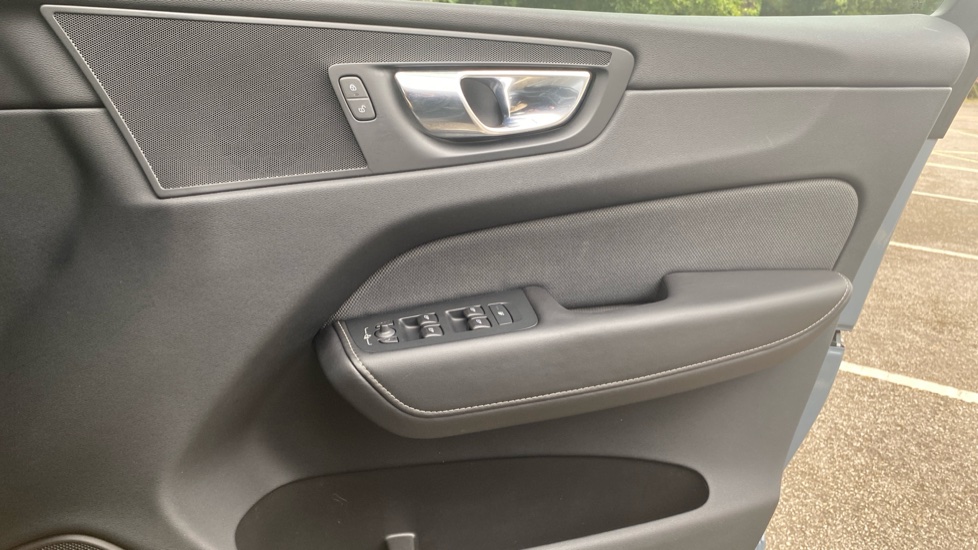 Volvo XC60 2.0 B5P R DESIGN 5dr Geartronic Petrol Estate - Image 29