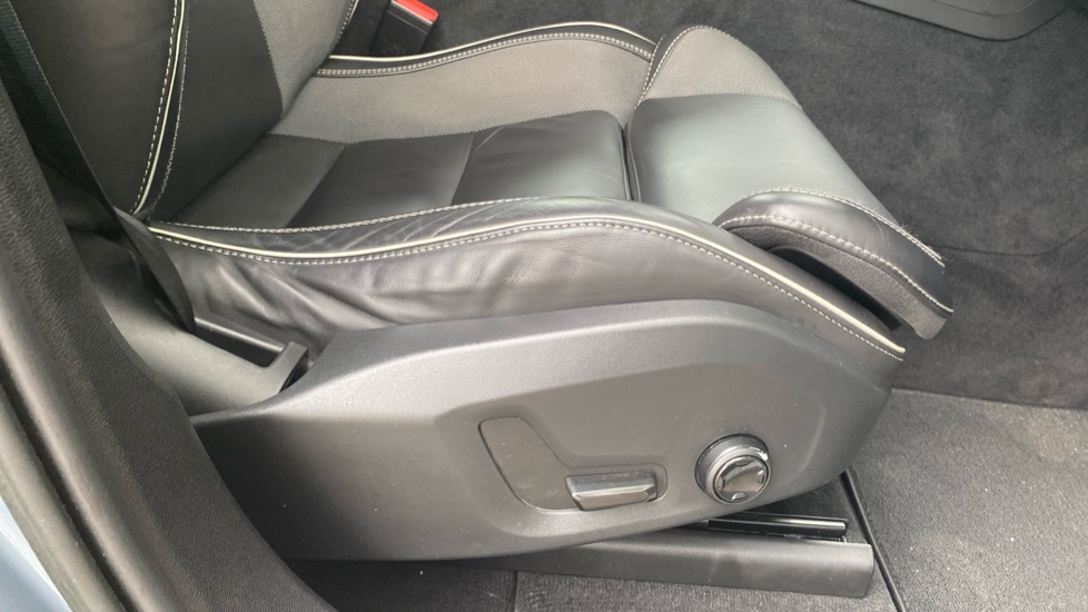 Volvo XC60 2.0 B5P R DESIGN 5dr Geartronic Petrol Estate - Image 30