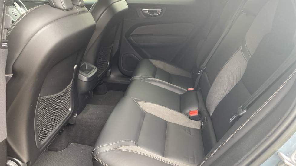 Volvo XC60 2.0 B5P R DESIGN 5dr Geartronic Petrol Estate - Image 33