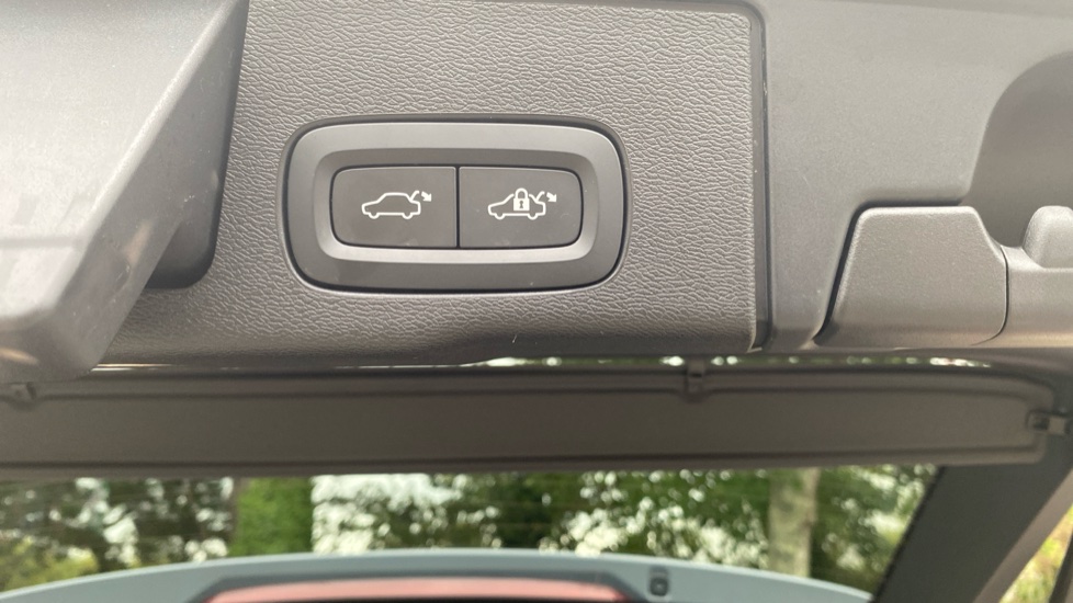 Volvo XC60 2.0 B5P R DESIGN 5dr Geartronic Petrol Estate - Image 35