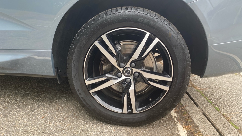 Volvo XC60 2.0 B5P R DESIGN 5dr Geartronic Petrol Estate - Image 37