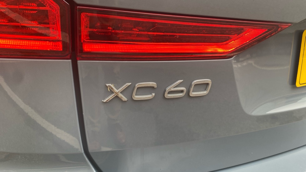 Volvo XC60 2.0 B5P R DESIGN 5dr Geartronic Petrol Estate - Image 41