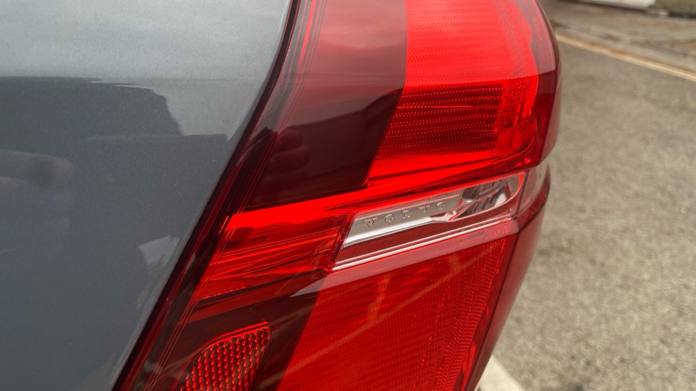 Volvo XC60 2.0 B5P R DESIGN 5dr Geartronic Petrol Estate - Image 43