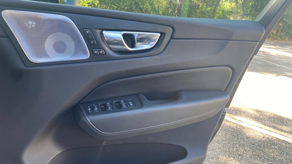 Volvo XC60 2.0 T8 [455] PHEV Ultra Dark 5dr AWD Geartronic Estate - Image 29