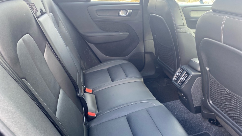 Volvo XC40 2.0 B3P Ultra Dark 5dr Auto Petrol Estate - Image 6