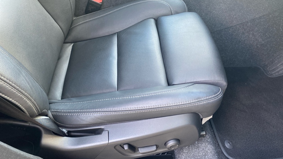 Volvo XC40 2.0 B3P Ultra Dark 5dr Auto Petrol Estate - Image 30