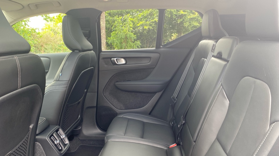 Volvo XC40 2.0 B3P Ultra Dark 5dr Auto Petrol Estate - Image 33