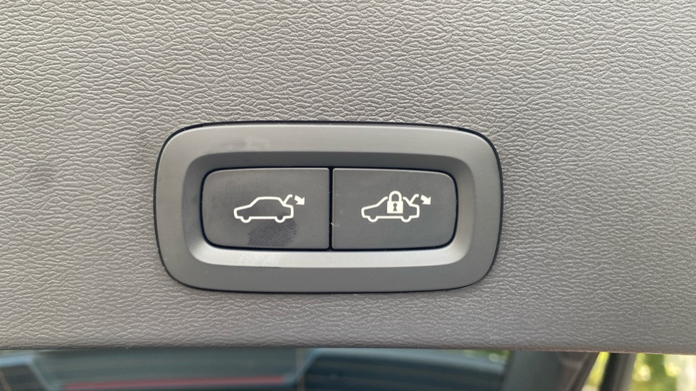 Volvo XC40 2.0 B3P Ultra Dark 5dr Auto Petrol Estate - Image 35