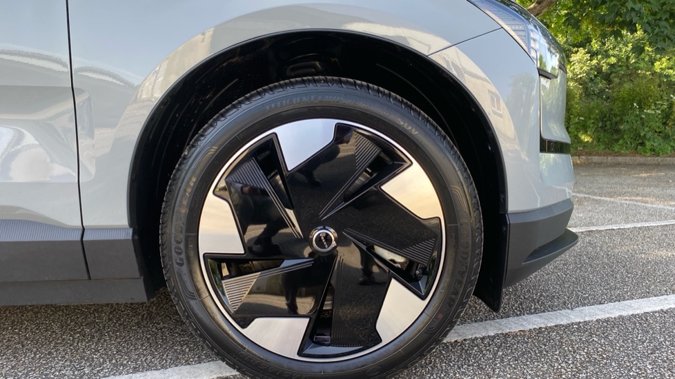 Volvo EX30 315kW Twin Motor Performance Plus 69kWh 5dr Auto Electric Estate - Image 9