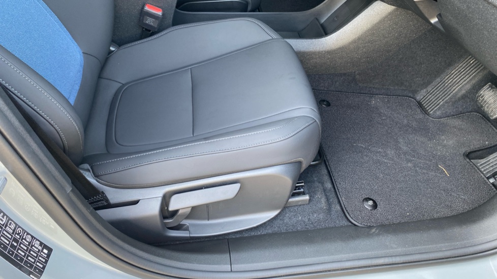 Volvo EX30 315kW Twin Motor Performance Plus 69kWh 5dr Auto Electric Estate - Image 30