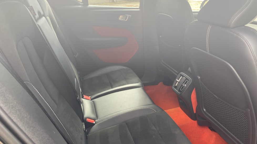 Volvo XC40 2.0 B4P R DESIGN Pro 5dr Auto Petrol Estate - Image 6