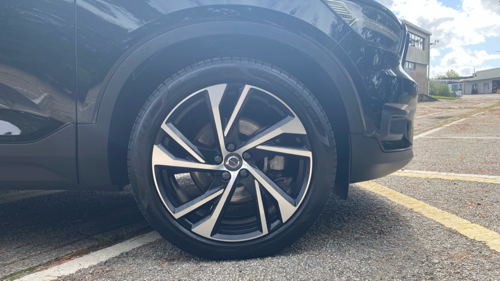Volvo XC40 2.0 B4P R DESIGN Pro 5dr Auto Petrol Estate - Image 9