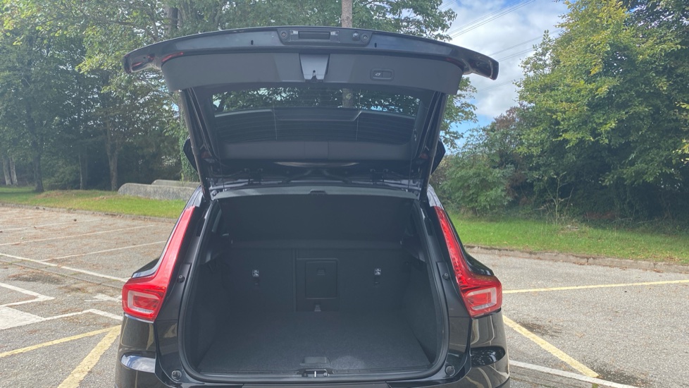 Volvo XC40 2.0 B4P R DESIGN Pro 5dr Auto Petrol Estate - Image 13