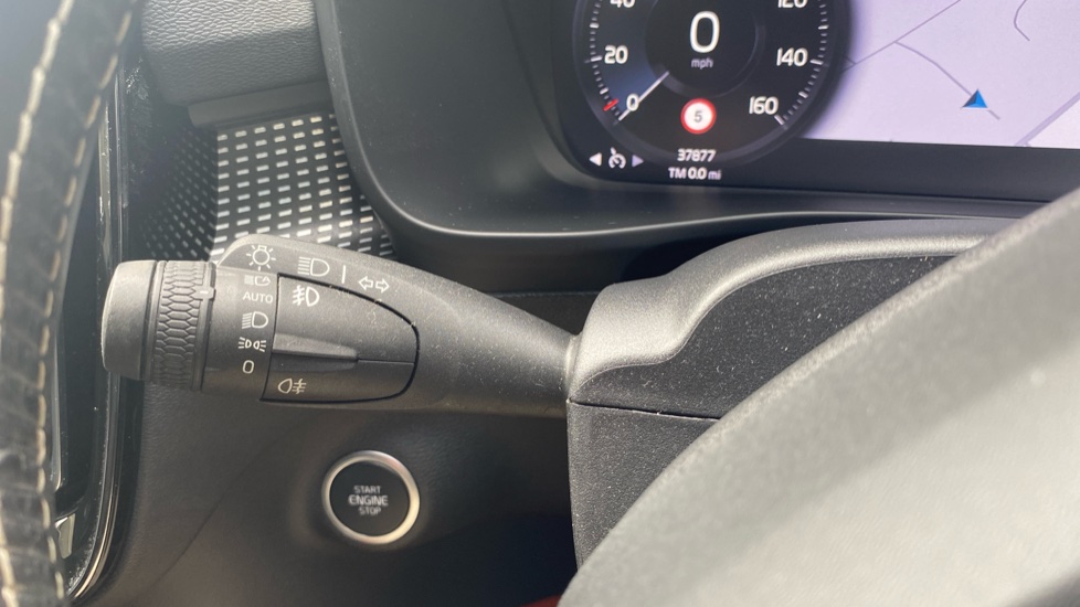 Volvo XC40 2.0 B4P R DESIGN Pro 5dr Auto Petrol Estate - Image 20