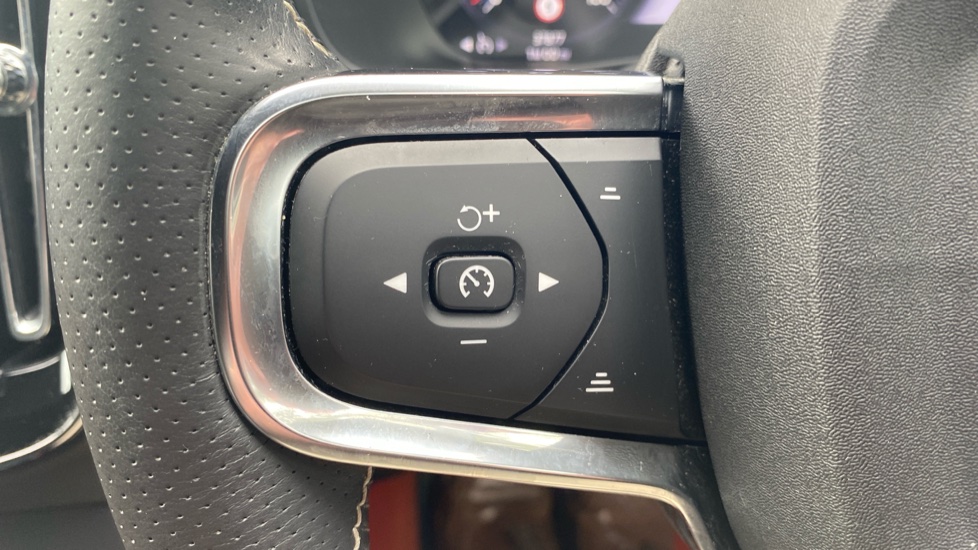 Volvo XC40 2.0 B4P R DESIGN Pro 5dr Auto Petrol Estate - Image 21