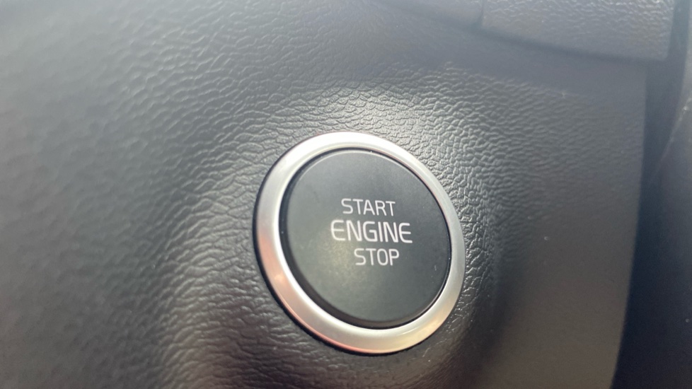 Volvo XC40 2.0 B4P R DESIGN Pro 5dr Auto Petrol Estate - Image 27