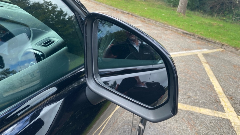 Volvo XC40 2.0 B4P R DESIGN Pro 5dr Auto Petrol Estate - Image 32