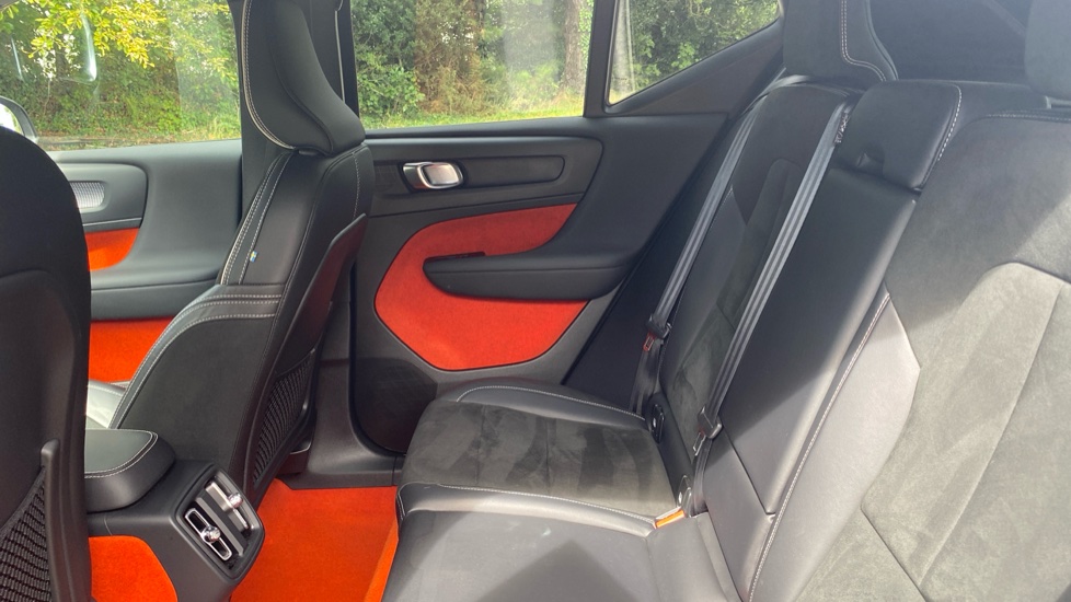Volvo XC40 2.0 B4P R DESIGN Pro 5dr Auto Petrol Estate - Image 33