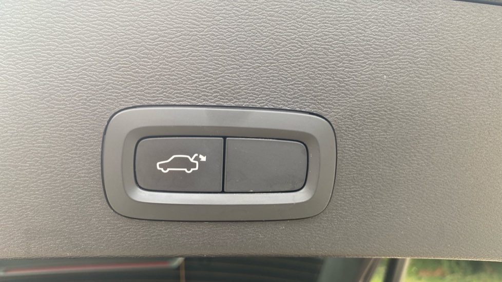 Volvo XC40 2.0 B4P R DESIGN Pro 5dr Auto Petrol Estate - Image 35