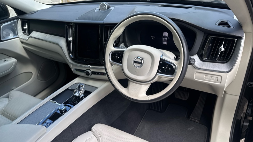 Volvo XC60 2.0 T8 [455] PHEV Ultra Dark 5dr AWD Geartronic Estate - Image 4
