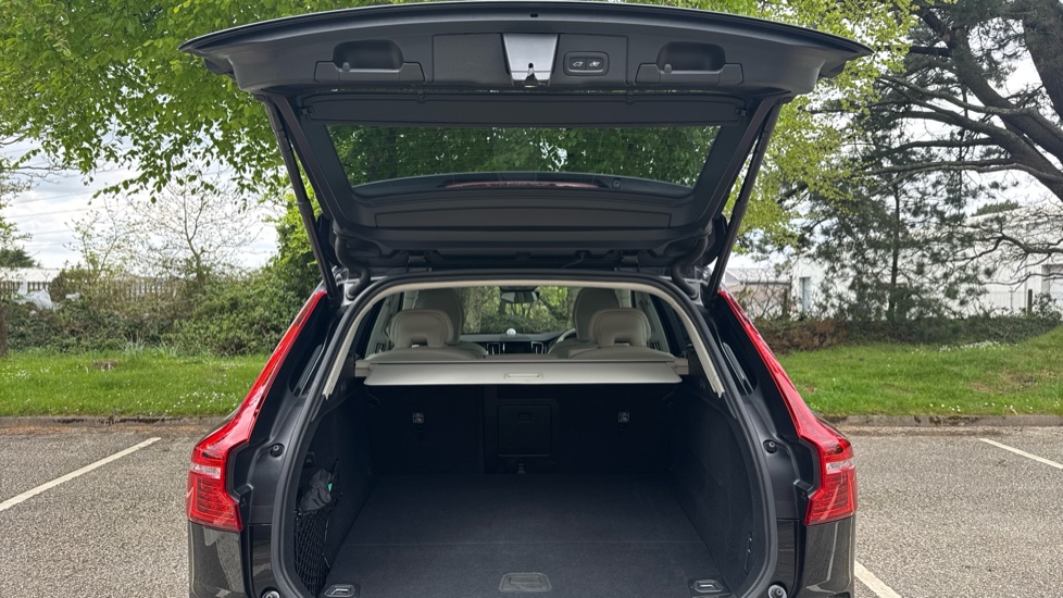 Volvo XC60 2.0 T8 [455] PHEV Ultra Dark 5dr AWD Geartronic Estate - Image 13